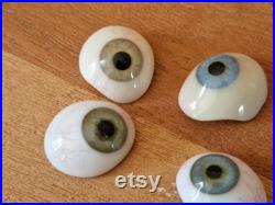 Rare lot de 50 prothèses oculaires anciennes Dans son coffret d'origine Couleurs bleues et vertes Rare lot de 50 prothèses oculaires anciennes Dans son coffret d'origine Couleurs bleues et vertes