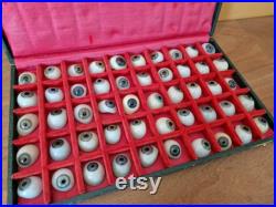 Rare lot de 50 prothèses oculaires anciennes Dans son coffret d'origine Couleurs bleues et vertes Rare lot de 50 prothèses oculaires anciennes Dans son coffret d'origine Couleurs bleues et vertes