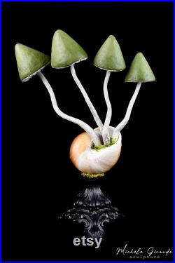 Ryssota mushrooms N-1 sculpture en papier mâché Champignon et coquille d'escargot géant ryssota Cabinet de curiosités
