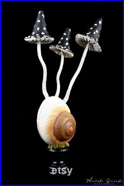 Ryssota mushrooms N-2 sculpture en papier mâché Champignon et coquille d'escargot géant ryssota Cabinet de curiosités