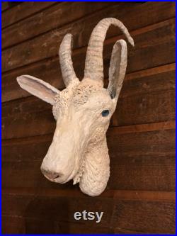 Sculpture d'un trophée représentant une chèvre en papier mâché pour une décoration murale