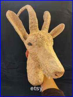 Sculpture d'un trophée représentant une chèvre en papier mâché pour une décoration murale