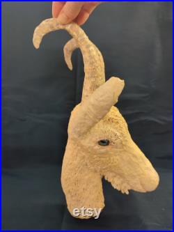 Sculpture d'un trophée représentant une chèvre en papier mâché pour une décoration murale