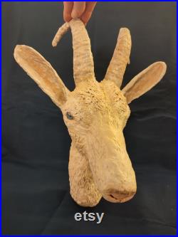 Sculpture d'un trophée représentant une chèvre en papier mâché pour une décoration murale