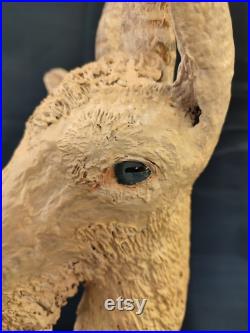 Sculpture d'un trophée représentant une chèvre en papier mâché pour une décoration murale