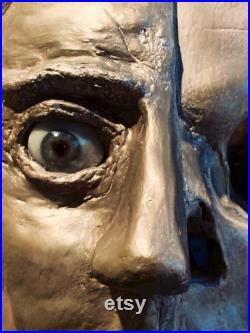 Sculpture gothique à moitié crâne Réplique de crâne humain montée Décor de maison bizarre.