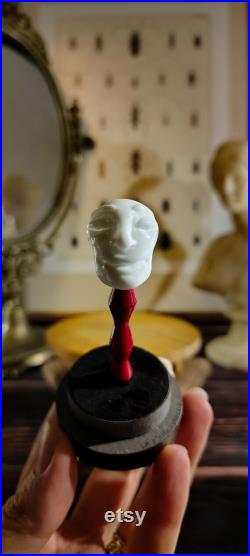 Sculpture masque visage en verre dans sur socle en bois pour cabinet de curiosités, décoration d'intérieur collection d'antiquités Sculpture masque visage en verre dans sur socle en bois pour cabinet de curiosités, décoration d'intérieur collection d'antiquités