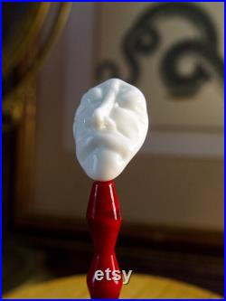 Sculpture masque visage en verre dans sur socle en bois pour cabinet de curiosités, décoration d'intérieur collection d'antiquités Sculpture masque visage en verre dans sur socle en bois pour cabinet de curiosités, décoration d'intérieur collection d'antiquités