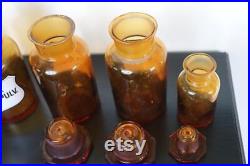 Serie de 7 pots ou flacons en verre marron de pharmacie ou apothicaire