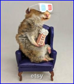 Taxidermie Hamster Regarder des films. Petit hamster de taxidermie réel en chaise confortable avec pop-corn et lunettes 3D. Taxidermie Art fait sur commande