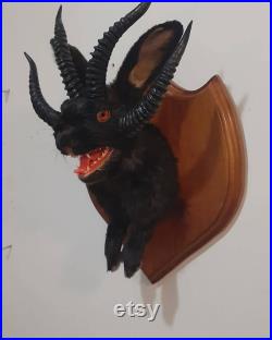 Taxidermie maléfique de jackalope noir à quatre cornes avec vraie mâchoire de renard bouche ouverte, lapin, support mural de lapin