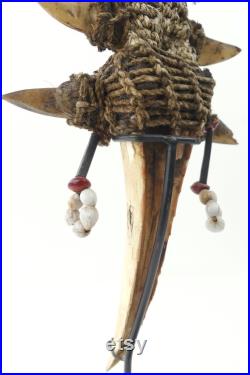 Tun Tun papou en os, dents, griffes, et cauris, sur pied métallique noir Papouasie-Nouvelle-Guinée Collection ethnique