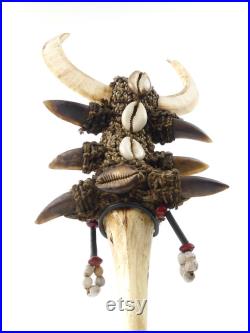 Tun Tun papou en os, dents, griffes, et cauris, sur pied métallique noir Papouasie-Nouvelle-Guinée Collection ethnique