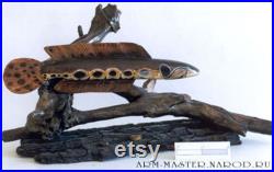 Une sculpture en bois d un poisson. Les têtes de serpent sont africaines. 45 cm. Sculpture à la main. C est un bon endroit pour être. poisson. sculpture. taxidermie.