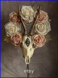 Vrai crâne de cerf avec couronne de fleurs roses et blanches, décor doré, pour une décoration murale ou sur socle en bronze gothique vintage