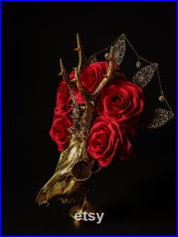 Vrai crâne de chevreuil doré avec sa couronne de roses rouges Cornes Crâne décoré Cadeau gothique Crâne et fleurs Décor floral