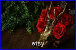 Vrai crâne de chevreuil doré avec sa couronne de roses rouges Cornes Crâne décoré Cadeau gothique Crâne et fleurs Décor floral